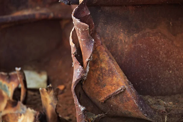 Pedaços oxidados de metal rasgado . — Fotografia de Stock