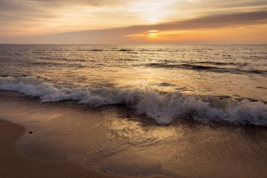 Güzel gün batımı deniz manzarası güneş ve dalgalar.