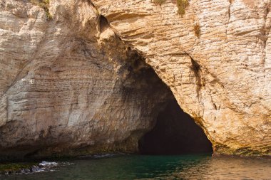 Akdeniz uçurumlarda mağara girişi.