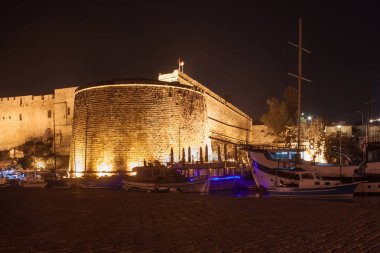 Girne Kalesi Kuzey Kıbrıs'ta gece görünümü. 
