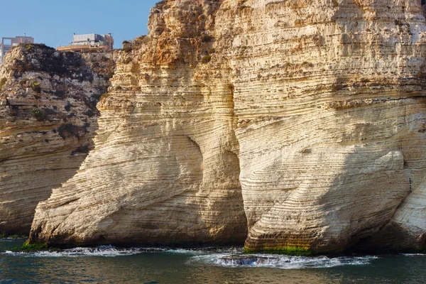Parte de las famosas Palomas Rocas en el distrito de Raouche, Beirut, Líbano — Foto de Stock