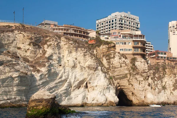 Weergave van de kliffen Raouche district in Beiroet, Libanon. — Stockfoto