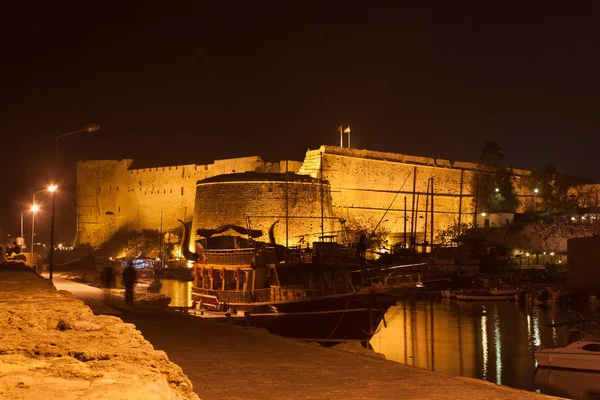 Nacht uitzicht op het kasteel van Kyrenia en de oude haven in Noord-Cyprus. — Stockfoto