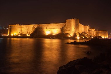 Girne Kalesi Kuzey Kıbrıs'ta gece görünümü. 
