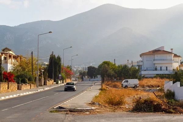 Girne (Girne banliyösünde yolun görünümü).