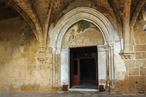 Entance Kościół opactwa Bellapais w północnej części Cypru. — Zdjęcie stockowe