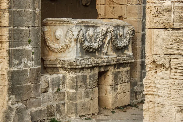 Velho sarcófago romano na Abadia de Bellapais, no norte de Chipre . — Fotografia de Stock