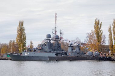 Baltiysk Limanında Parchim sınıfı denizaltı karşıtı Rus Corvette Kalmykia.
