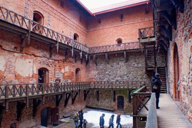  Trakai Adası Kalesi 'nin iç bahçesinde. İnşaat 14. c. tarafından Kestutis başladı