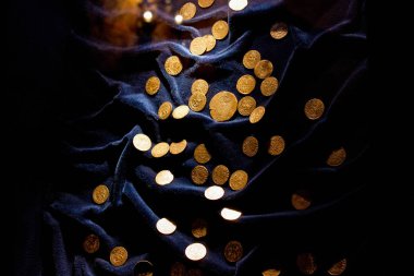 Trakai Adası kalesinde tarihi müze Antik Ortaçağ altın paraları.