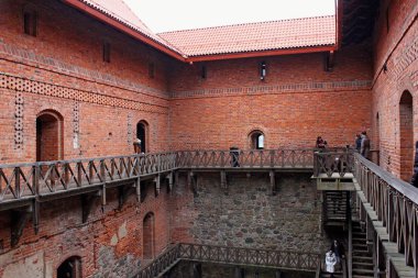 Trakai Adası Kalesi 'nin iç bahçesinde. İnşaat 14. c. tarafından Kestutis başladı