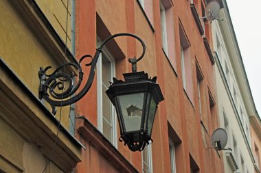 Varşova 'nın tarihi merkezindeki eski binaların birinde kırık sokak lambası.