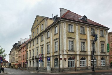 Varşova 'nın eski kesiminde tarihi binaların görünümü (başkent ve en büyük Polonya şehri)).