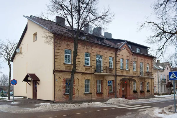 Trakai 'nin merkezindeki eski tarihi bina. Tarihi bir şehir ve popüler bir turistik yer. — Stok fotoğraf