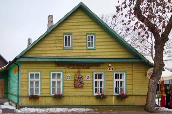 Antigo edifício histórico do restaurante Kybynlar em Trakai. O restaurante é especializado em cozinha tradicional Karaite — Fotografia de Stock