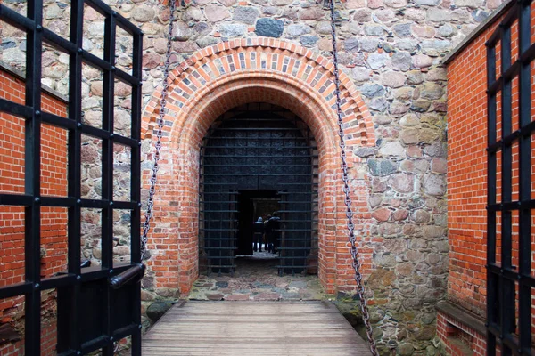 Pont-levis vers le château de Trakai Island. La construction a commencé au XIVe siècle par Kestutis — Photo