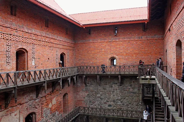 Il cortile interno del castello dell'isola Trakai. La costruzione fu iniziata nel XIV secolo da Kestutis — Foto Stock