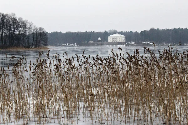 Widok zimowy jeziora Galve i Pałacu Uzutrakis (dawny Dwór mieszkaniowy), w pobliżu miasta Trakai. — Zdjęcie stockowe