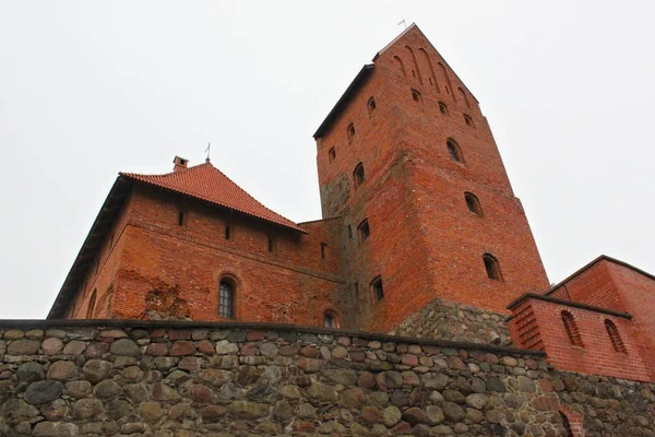 Citadel van het Trakai eiland kasteel. De bouw was begonnen in de 14e c. door Kestutis — Stockfoto