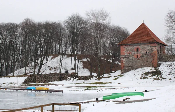 Trakai Yarımadası Kalesi. Güney Gölü Galve ve Luka Gölü arasında bir yarımadada yer almaktadır.. — Stok fotoğraf