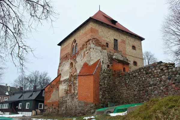 Castillo de la Península de Trakai. Se encuentra en una península entre el sur del lago Galve y el lago Luka . — Foto de Stock
