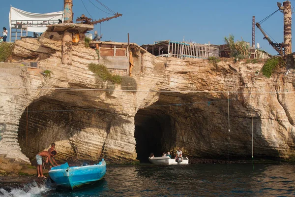 Población local desconocida cerca de la costa del mar Mediterráneo en el distrito de Raouche en Beirut . — Foto de Stock