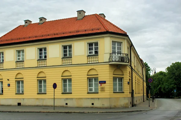 Beskåda av det tomma slottet i Warsaw. Är en historisk byggnad på Ulica Senatorska. — Stockfoto