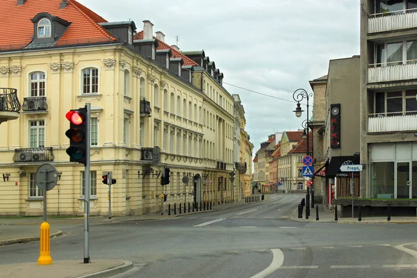Widok zabytkowego budynku w starej części Warszawy (stolica i największe miasto Polski). — Zdjęcie stockowe