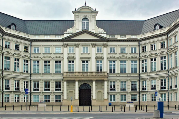 Widok na Pałac Jablonowskiego. Jest zabytkowym Pałacem na Placu Teatralnym w śródmieściu (Śródmieście) w Warszawie. — Zdjęcie stockowe