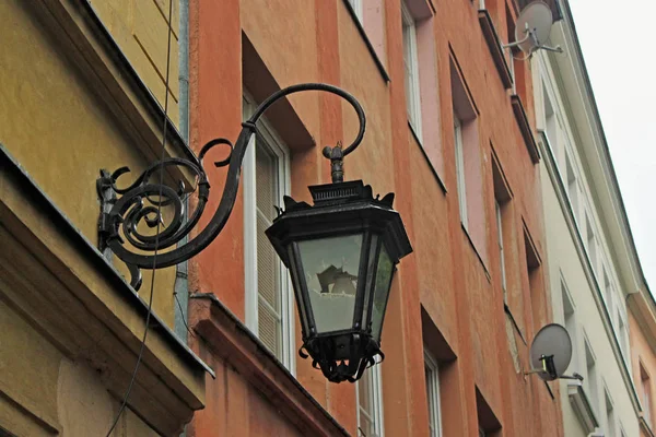 Farola rota en el de edificios antiguos en el centro histórico de Varsovia . — Foto de Stock