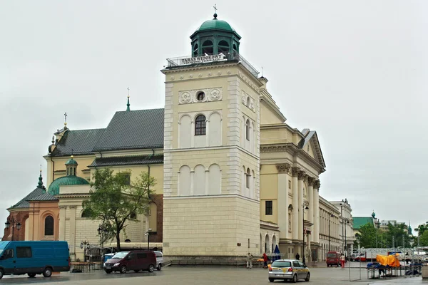 Kościół św Anny w historycznym centrum Warszawy, przylegający do Placu Zamkowego. — Zdjęcie stockowe