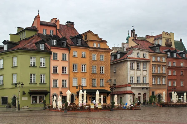 Vista dos edifícios históricos na Praça do Castelo em Varsóvia . — Fotografia de Stock