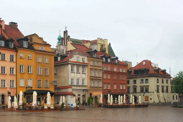 ワルシャワの城広場にある歴史的建造物の眺め. — ストック写真