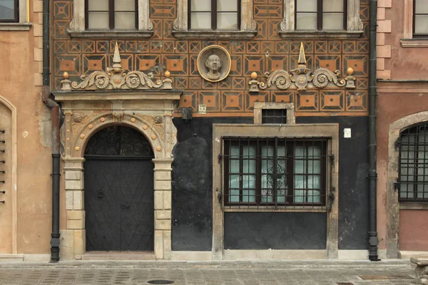Frammento della facciata di uno degli edifici storici nella parte vecchia di Varsavia (capitale della Polonia) ). — Foto Stock