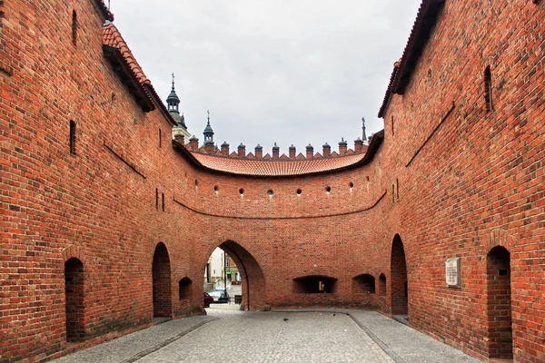 Veduta della storica Varsavia Barbican. È una delle poche reliquie rimaste della complessa rete di fortificazioni storiche che un tempo circondava Varsavia . — Foto Stock