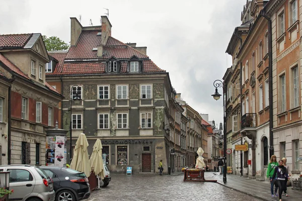 ワルシャワの旧市街 (ノベスタレミャスト) の歴史的建造物の眺め (ポーランドの首都)). — ストック写真