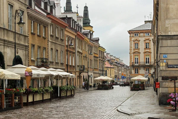 Widok zabytkowych budynków w starej części (rynek nowego miasta) Warszawy (stolica Polski). — Zdjęcie stockowe