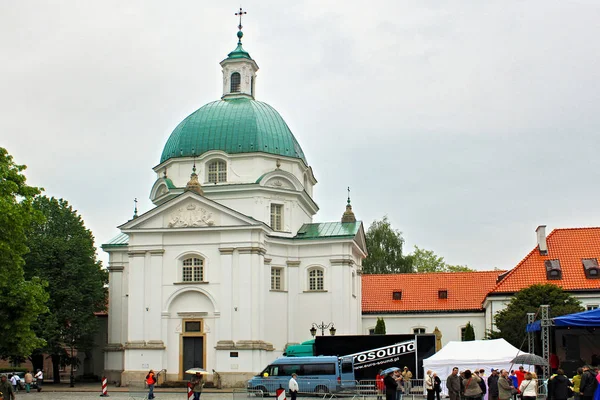 De rooms-katholieke St. Kazimierz kerk in de nieuwe stad van Warschau op Rynek Nowego miasta St. — Stockfoto