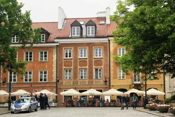 Widok zabytkowych budynków w starej części Warszawy (stolica i największe miasto Polski). — Zdjęcie stockowe