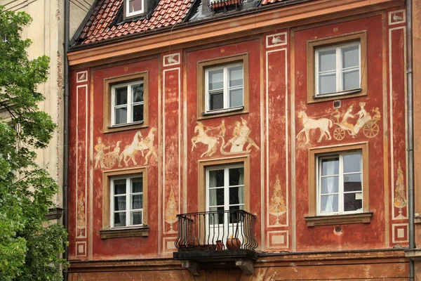 Fragmento de la pared de los edificios antiguos en el centro histórico de Varsovia . — Foto de Stock