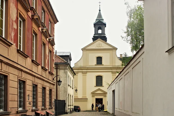 Mening van de kerk van St. Benon in nieuwe stad van Warshau bij historische Piesza St. — Stockfoto