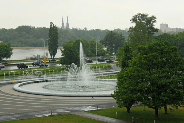 Moderner Stadtbrunnen im Zentrum von Warschau bei bewölktem Wetter. — Stockfoto