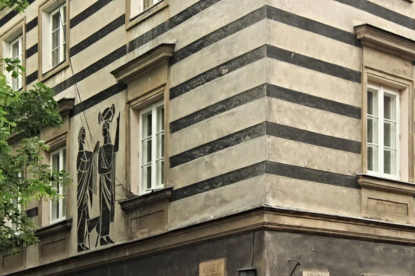 Fragmento de la pared de los edificios antiguos en el centro histórico de Varsovia . — Foto de Stock