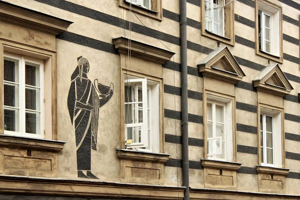 Fragment der Mauer eines alten Gebäudes im historischen Zentrum von Warschau. — Stockfoto