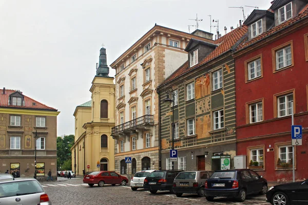 Beskåda av de historiska byggnaderna i gammal del av Warsaw (huvudstad och den största staden av Polen). — Stockfoto