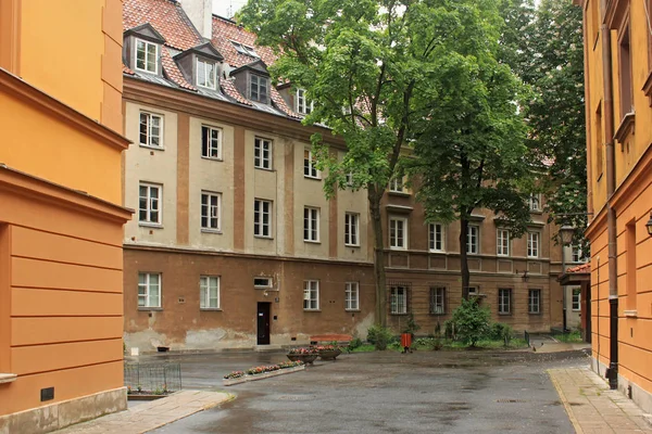 Vista dos edifícios históricos na parte antiga de Varsóvia (capital e maior cidade da Polônia ). — Fotografia de Stock