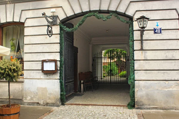 Arch passage in the wall of one of the old buildings in historical center of Warsaw. — Stock Photo, Image