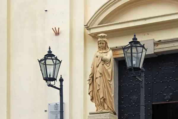 Escultura antigua cerca de la entrada de la Iglesia del Espíritu Santo en la Ciudad Nueva de Varsovia en Dluga St . — Foto de Stock