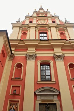  Varşova 'nın eski kentinde Tanrı 'nın Yüce annesi Kilisesi 'nin (Cizvit Kilisesi) görünümü.