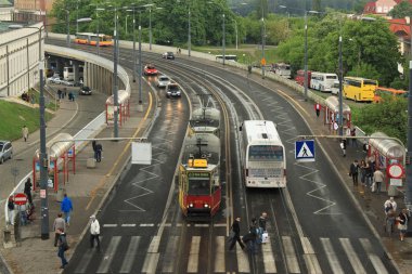 Bulutlu hava Varşova merkezinde tramvay ile modern yola köprü görünümü.